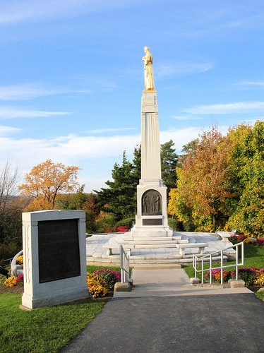 angel moroni statue